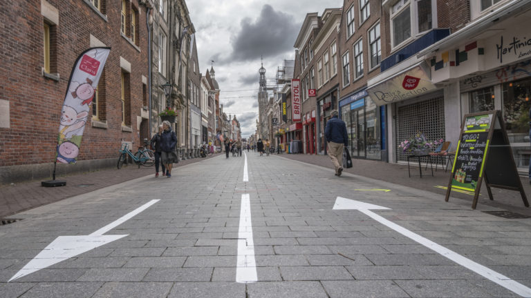 Pijlen, lijnen en borden: winkelend publiek wordt door Alkmaarse binnenstad geleid