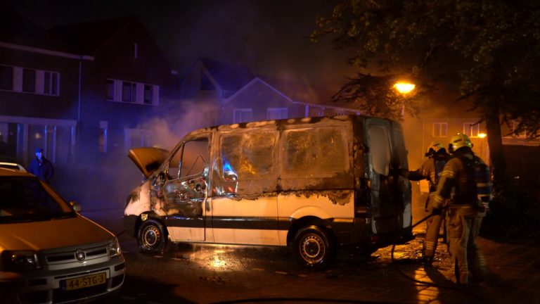 Opsporing Verzocht: uitgebrand busje in Egmond a/d Hoef gelinkt aan drugsdump in Woensdrecht