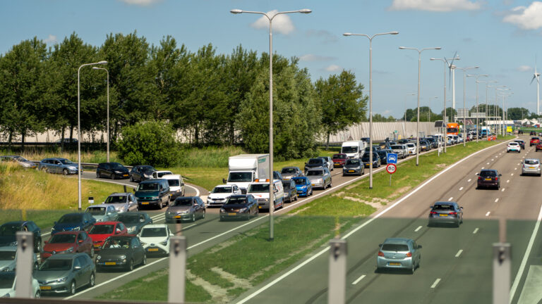 Probleem met Leeghwaterbrug zorgt voor verkeerschaos in en om Alkmaar: “Verkeersinfarct in de Kaasstad”
