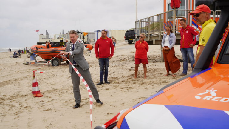 Nieuwe strandpost Reddingsbrigade Schoorl aan Zee geopend door burgemeester