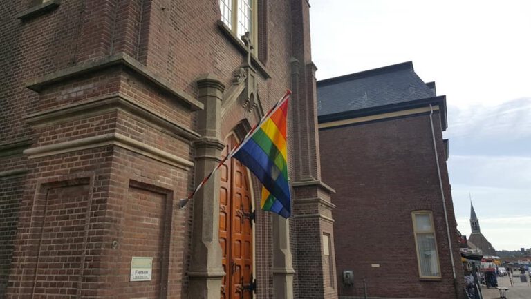 Oud-katholieke kerk Egmond aan Zee hangt regenboogvlag uit: “Vieren dat je kunt zijn wie je bent”