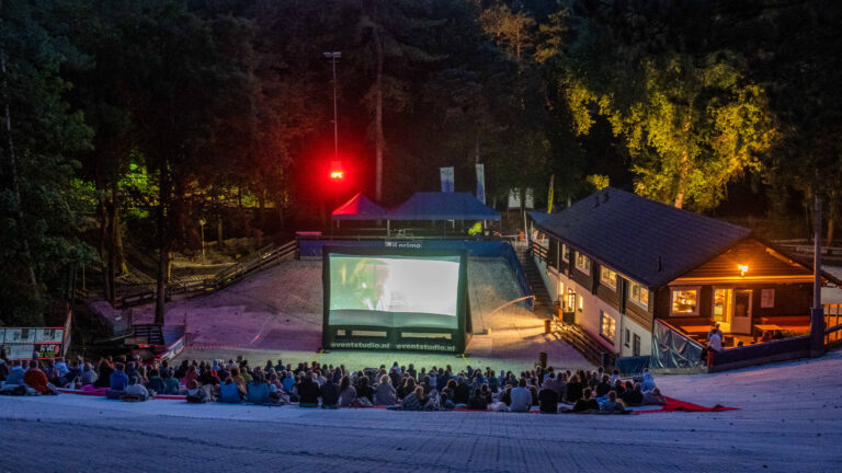 Fijne sfeer bij eerste van vijf openlucht cinema’s op skibaan Il Primo