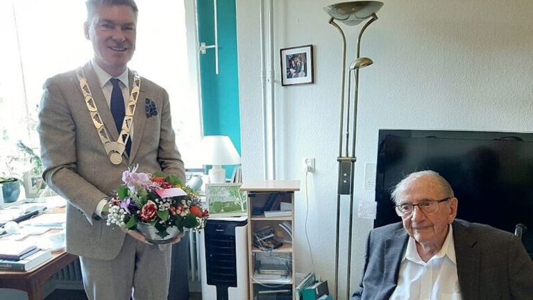 Felicitaties van burgemeester Rehwinkel voor 102-jarige Jan Duijn