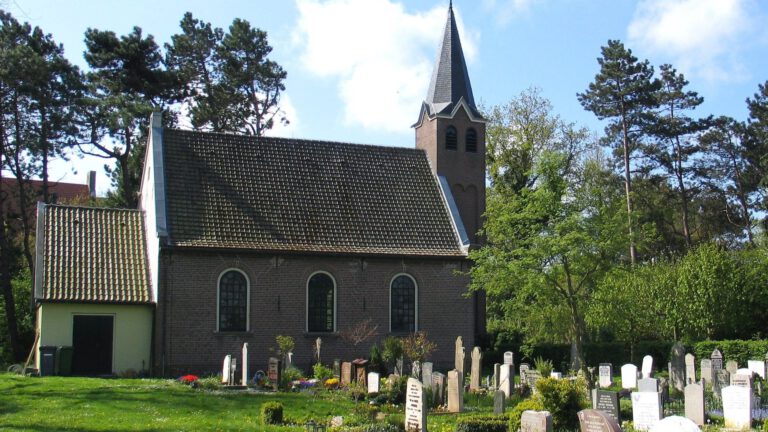 Protestants kerkje Egmond-Binnen verkocht aan Sint-Adelbertabdij