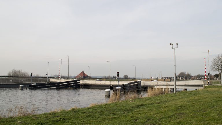 Rekervlotbrug bij Koedijk door storing voor nog onbekende tijd buiten gebruik