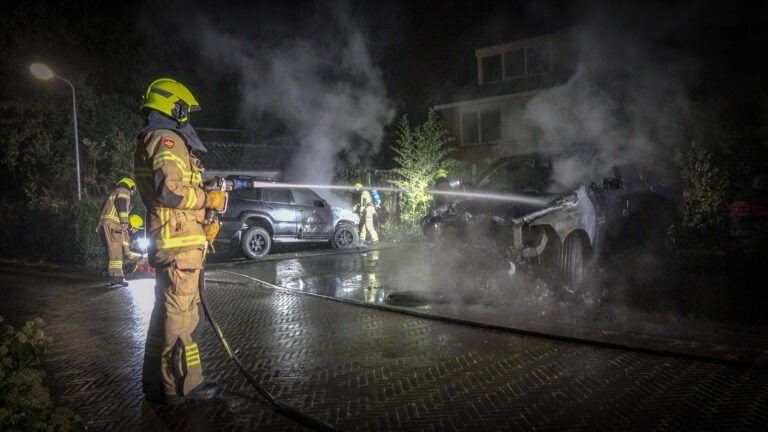 Twee auto’s uitgebrand in Bergen; politie bekijkt camerabeelden