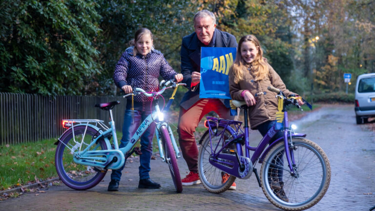 Wethouder zet dochters in als modellen voor spotlight op goede fietsverlichting
