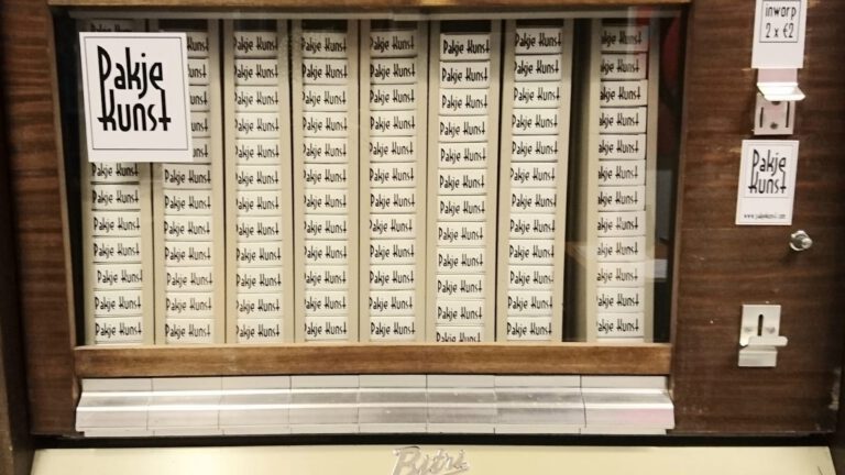 Sigarettenautomaat met 400 Pakjes Kunst in bibliotheek Bergen