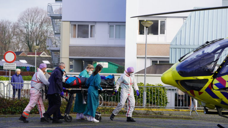 Coronapatiënt met helikopter overgebracht naar ziekenhuis in Enschede