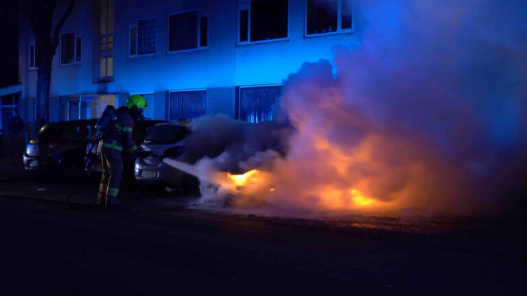 Auto uitgebrand in nachtelijke uren in Roelantstraat, vermoedelijk brandstichting