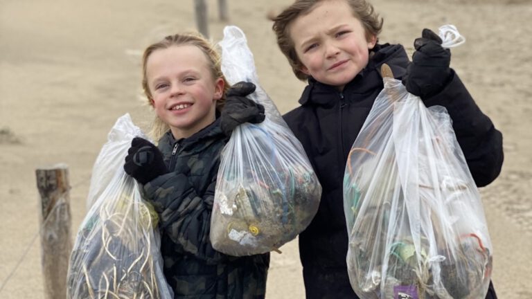 Bergense leerlingen Van Reenenschool gaan strijd aan met afval in zee: “Wat een kanjers”