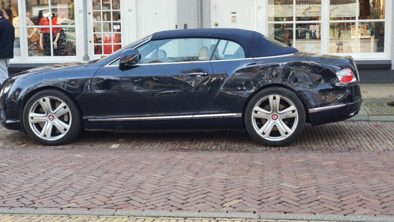 Bentley zwaar beschadigd door bakwagen in centrum van Bergen