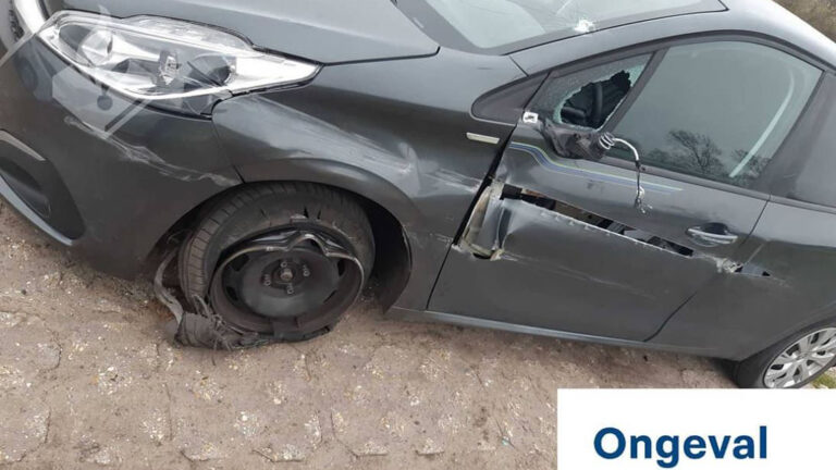 Zwaar beschadigde auto achtergelaten in Egmond-Binnen