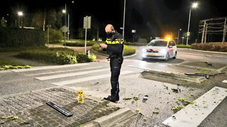 Automobilist laat spoor van vernieling achter onderweg van Bergen naar Alkmaar