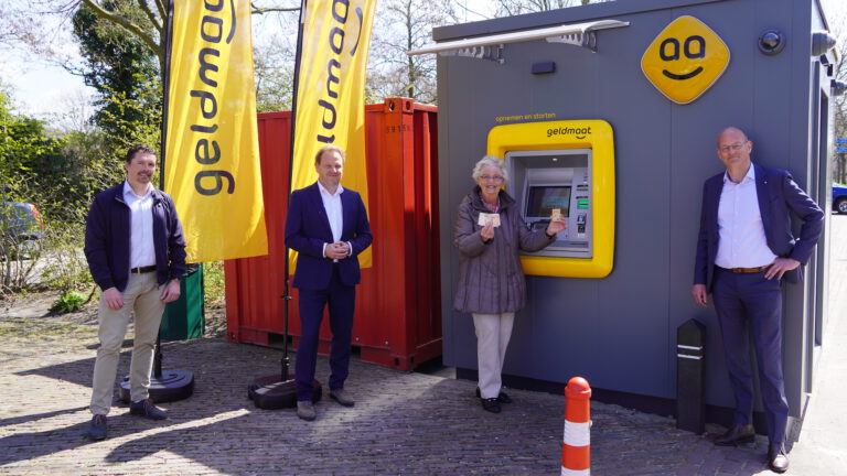 Schoorl heeft weer een geldautomaat, en “Groet is nog niet uit beeld”