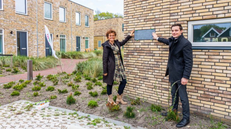 Plaquette voor eerste duurzame woningen van KennemerWonen in Bergen aan Zee