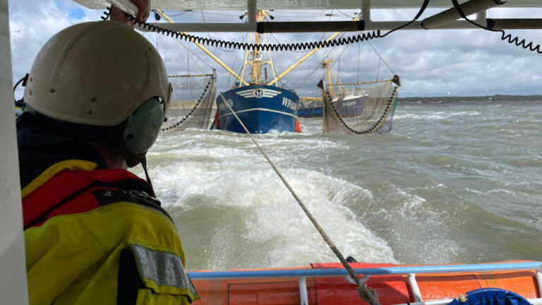 Reddingboot Adriaan Hendrik rukt uit voor vastgelopen kotters bij Egmond-Binnen