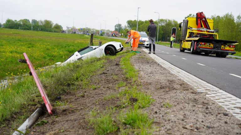 Kostbare Lotus sportwagen is nieuw asfalt op de Kogendijk niet de baas