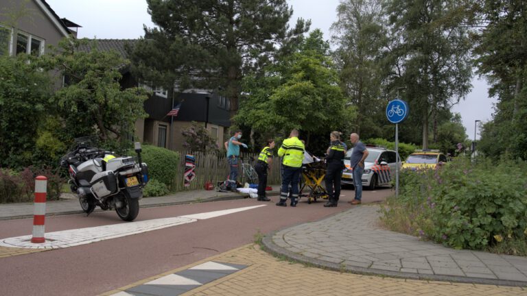 Wielrenner ernstig gewond bij aanrijding op Meidoornweg Schoorl