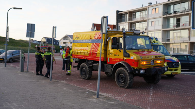 Strandgangers redden zwemmers in problemen in Bergen aan Zee