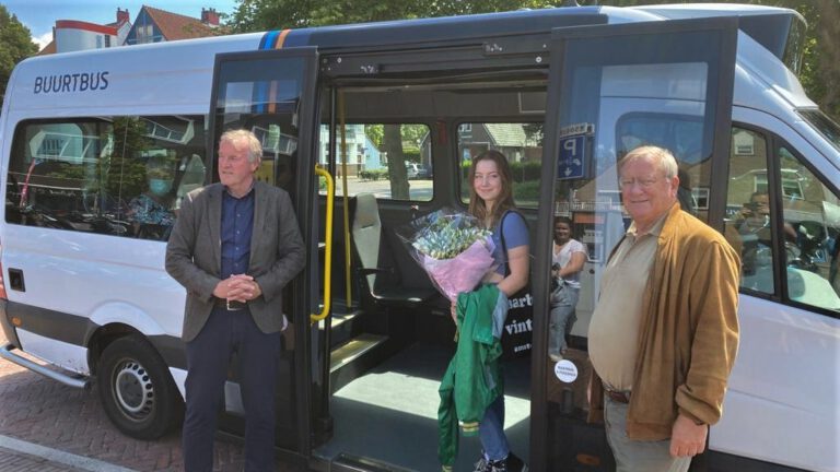 Scholier blijkt 400.000ste passagier van de buurtbus Bergen