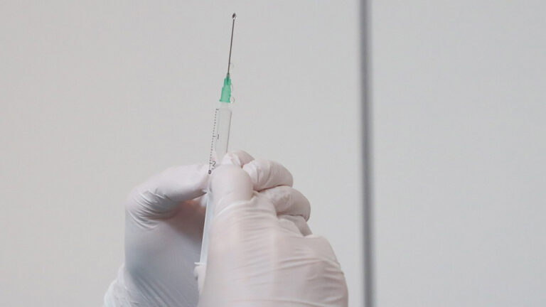 GGD HN voorbij half miljoen corona-vaccinaties, recordpercentage positieve coronatests