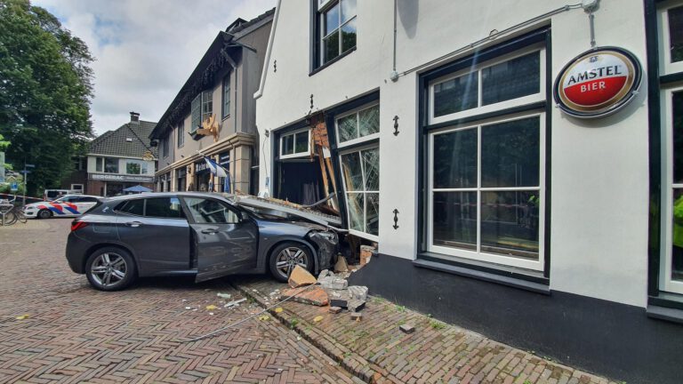 Auto rijdt net verbouwd Bergens café De Vooruitgang binnen; geen gewonden