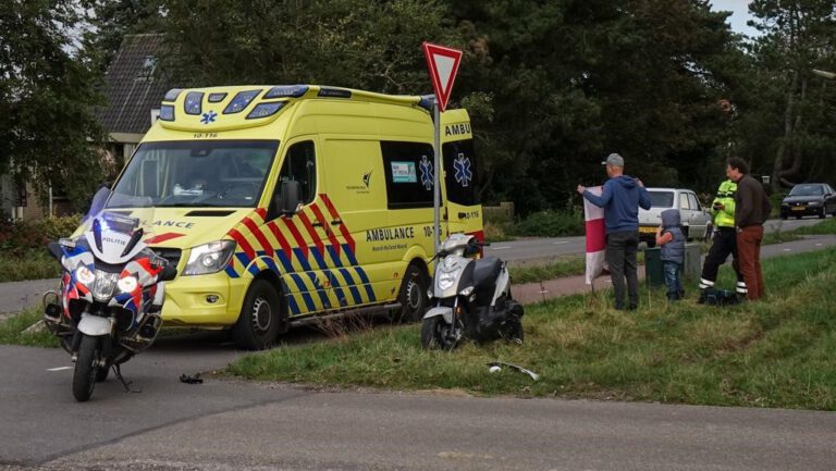 Bestuurster brommer gewond na aanrijding op Nesdijk Bergen