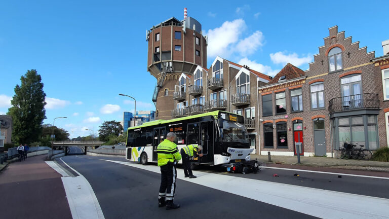 Vrouw gewond bij aanrijding tussen lijnbus Connexxion uit Bergen en snorscooter
