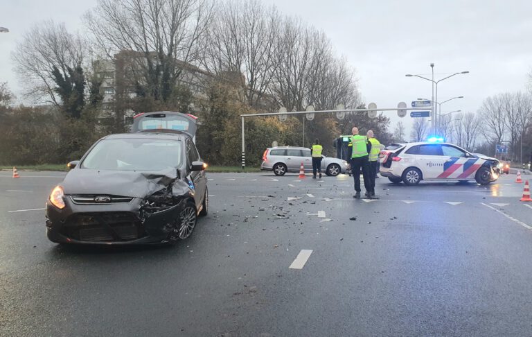 Politieauto tijdens spoedrit betrokken bij ongeval op westelijke randweg Alkmaar