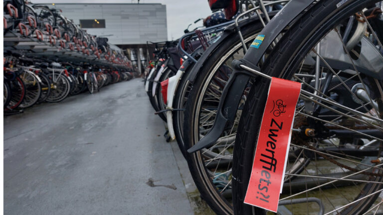 Maar liefst 160 fietsen rond station Alkmaar voorzien van ‘Zwerffiets?!’ label