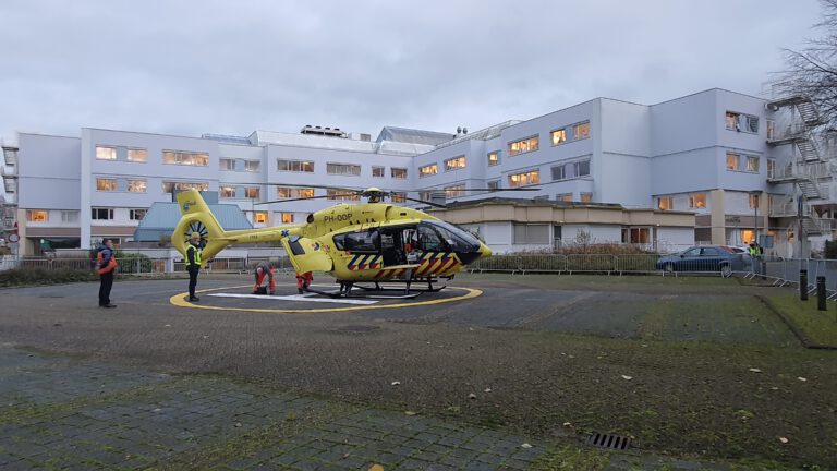 Helikopter-ambulance bij Noordwest Ziekenhuis voor overplaatsing coronapatiënt