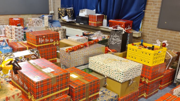 Kledingbank Egmond maakt 285 gezinnen blij met kerstpakket: “Donateurs bedankt”