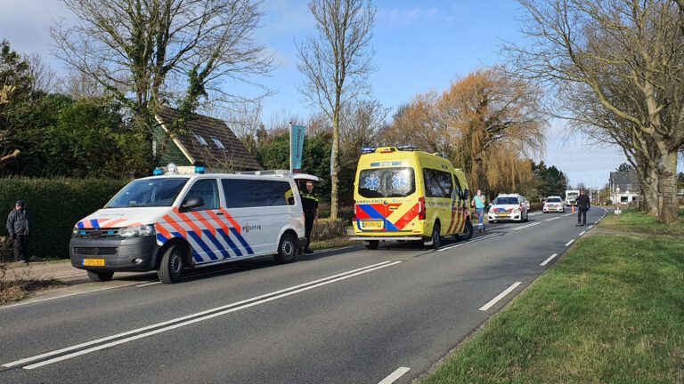 Bromfietser ernstig gewond na aanrijding op Herenweg bij Egmond-Binnen