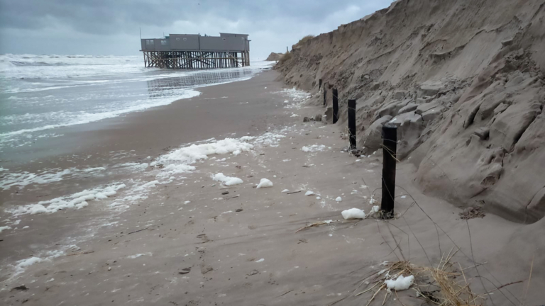 De Jongens uit Schoorl overleeft stormen, maar strand is nu stuk smaller: ‘Zorgwekkend’