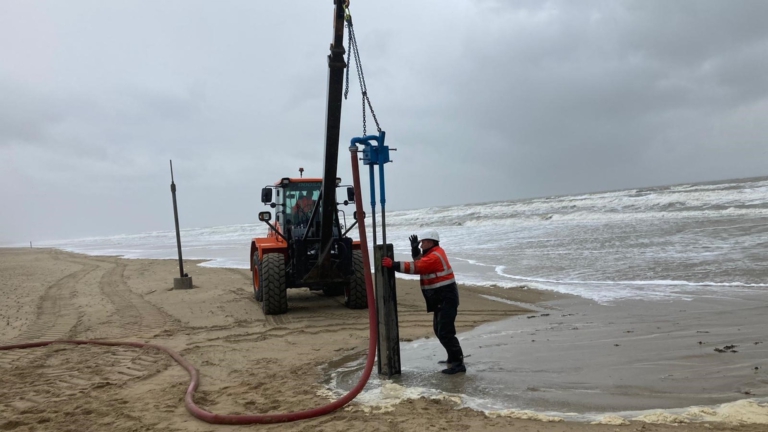 Vijftien strandpalen weggespoeld na woeste stormen