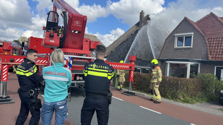 Brandweer massaal naar Koedijk; woonboerderij met rieten dak in brand