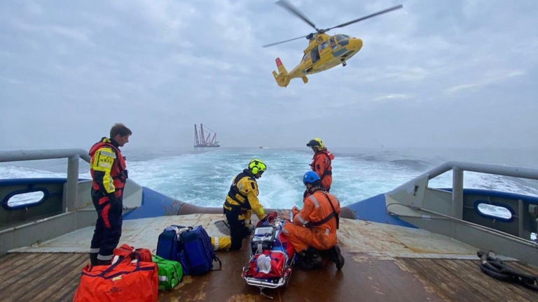 KNRM Egmond rukt uit voor reanimatie op sleepboot 20 kilometer uit de kust