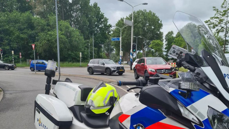 Automobilist rijdt nog onverzekerde auto tegen lichtmast aan Bergerweg