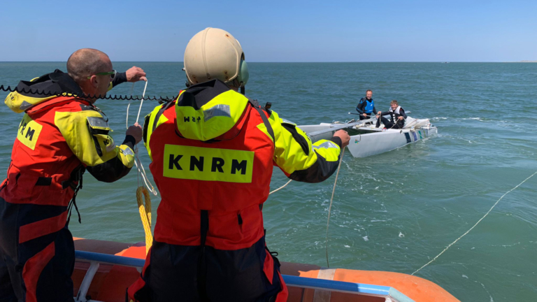 Catamaran omgeslagen op zee, KNRM schiet te hulp