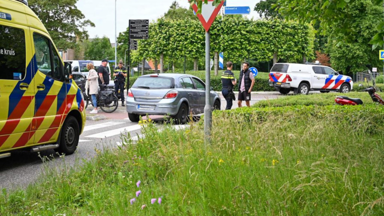 Scooterrijdster aangereden door auto op rotonde in Bergen
