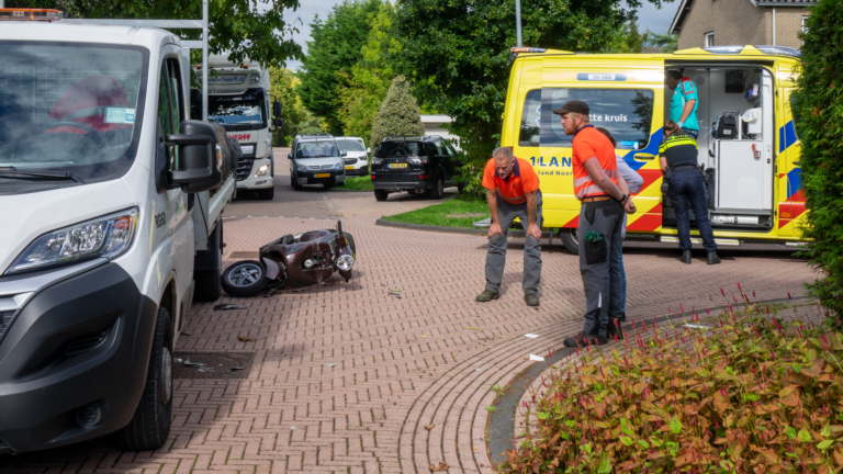 Scooterrijder gewond na botsing op kruispunt in Bergen
