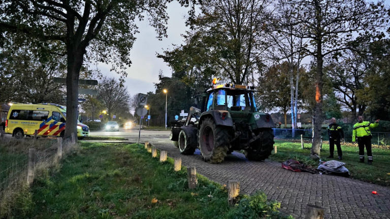 Fietser gereanimeerd na aanrijding met tractor op Van Brederodeweg in Schoorl