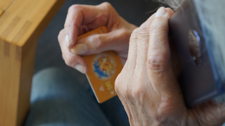 Getuigenoproep: ‘bankmedewerker’ besteelt bejaard stel aan Guurtjeslaan in Bergen