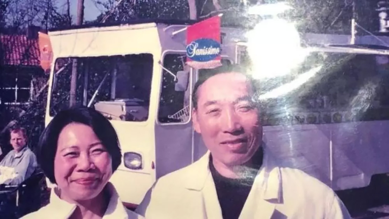 Na 30 jaar verliezen Hoa en Cuong standplaats van hun geliefde loempiakraam in Schoorl