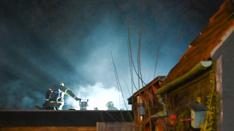 Dak vat vlam na schoorsteenbrand in Schoorl