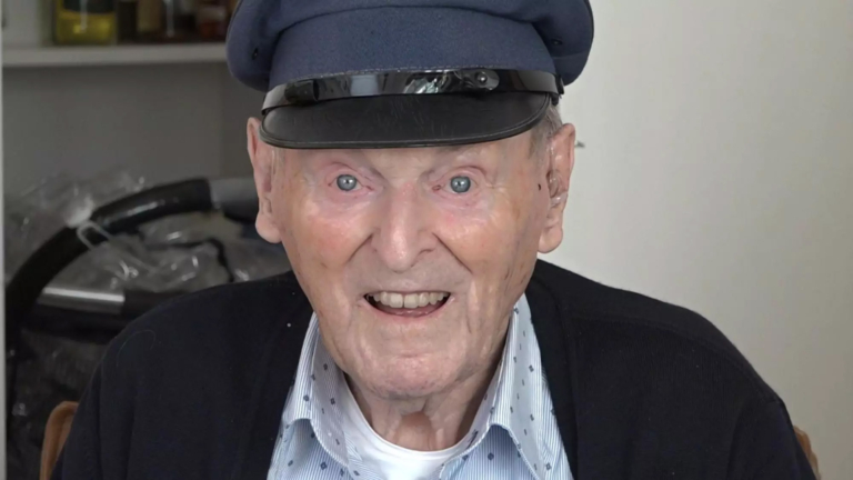 Piet (99), de generaal van de ‘Stofzuiger-bus’, overleden: “Markante Bergenees”