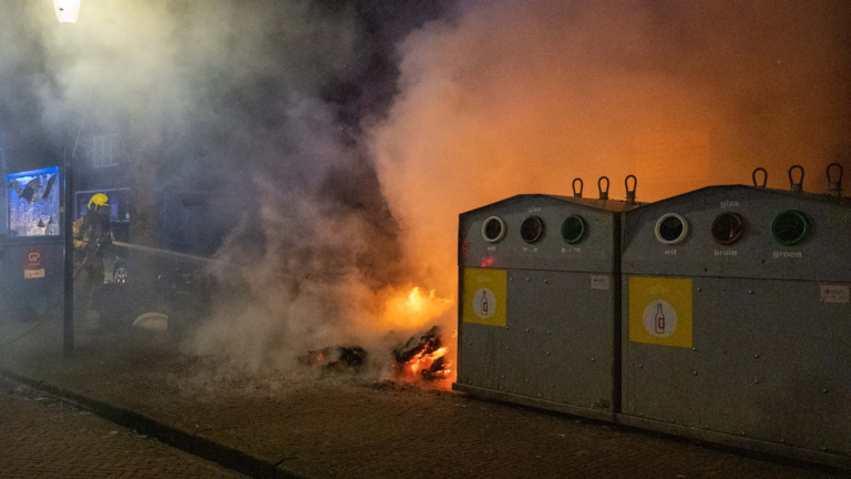 Vuurwerk in container; papier vat vlam en brandweer rukt uit