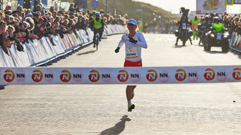 Nienke Brinkman en Soufiane Bouchikhi winnen NN Egmond halve Marathon
