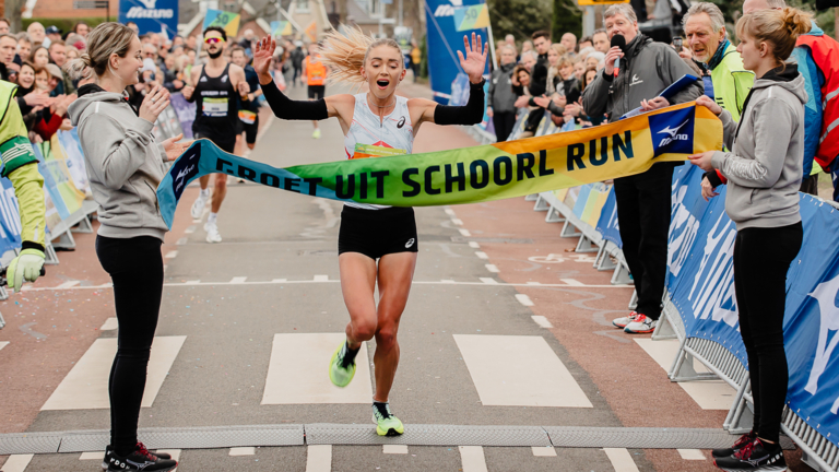Diane van Es wint NK 10 km tijdens Groet uit Schoorl Run en plaatst zich voor WK en Olympische Spelen